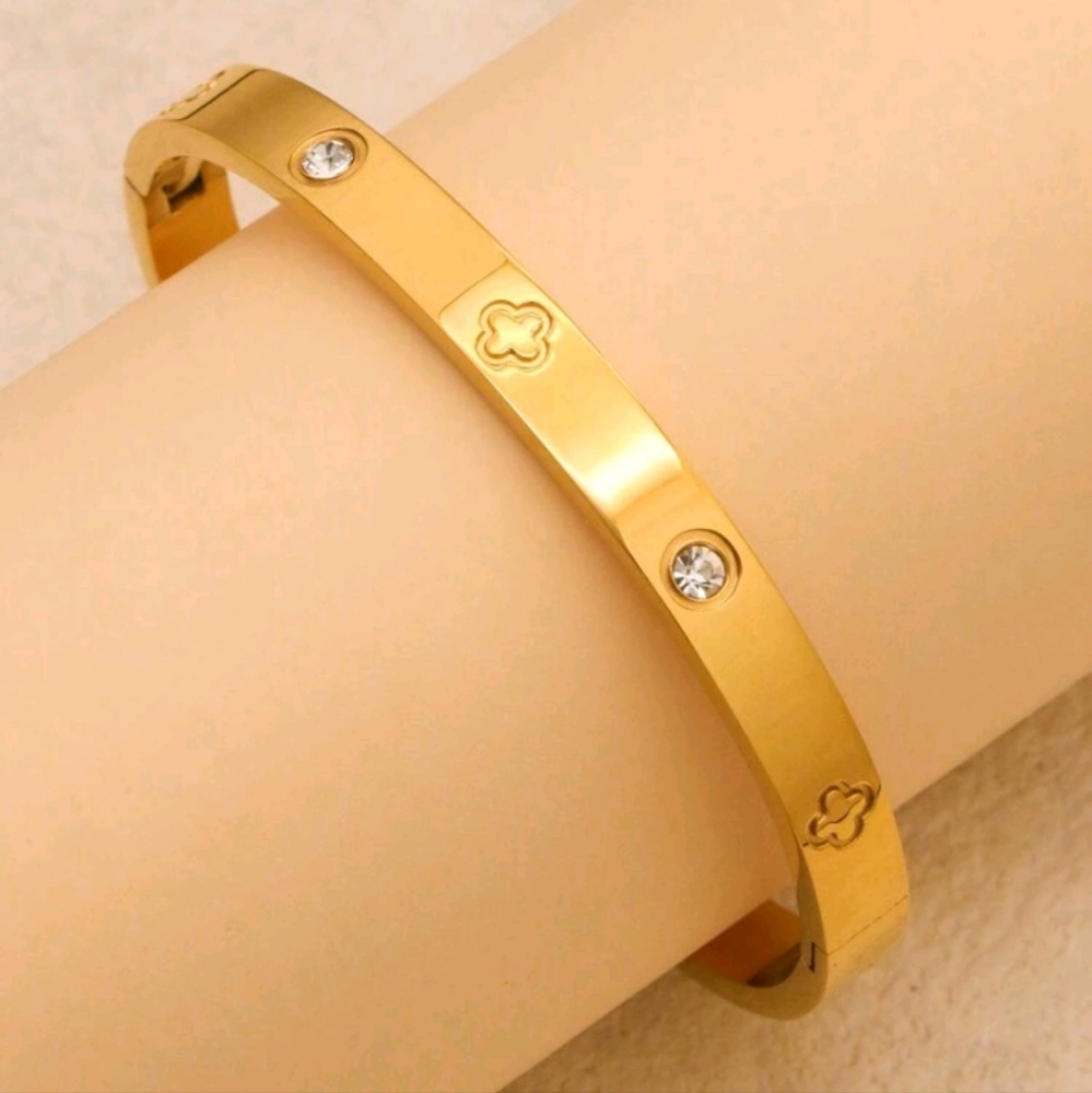 NEW Clover Cubic Zirconia Gold Toned Stainless Steel Bangle Bracelet